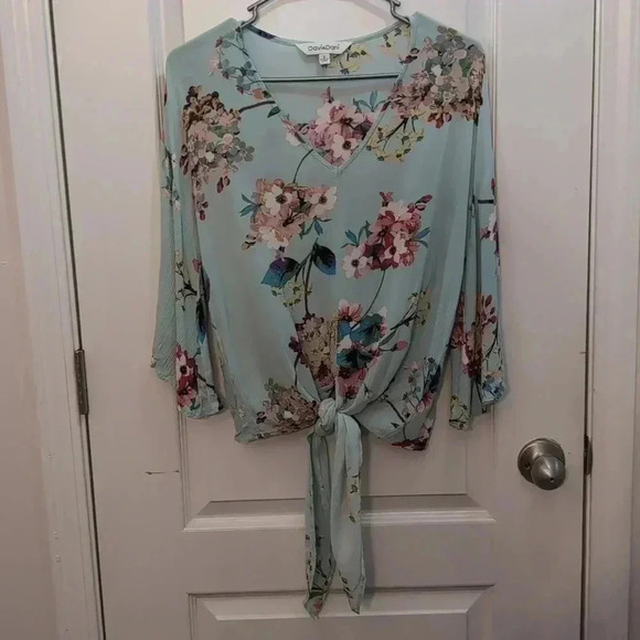DAVI & DANI Women's V-Neck, Short Flutter Sleeve, Multicolor Floral Print - Picture 1 of 7